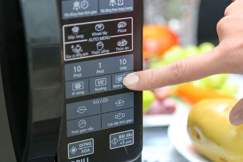 Điều khiển điện tử được Việt hóa, màn hình hiển thị LCD 4 chữ số rõ ràng