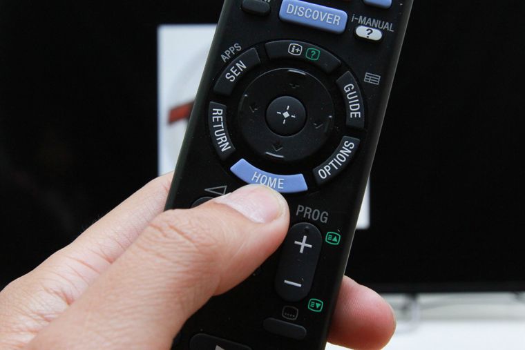 Chọn nút home trên điều khiển tivi để mở giao diện ứng dụng