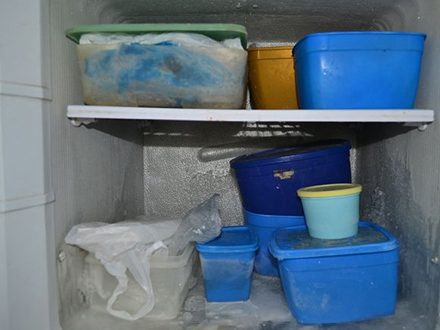 Tủ lạnh thường rất lộn xộn cần phải sắp xếp gọn gàng