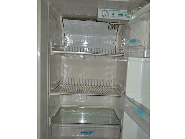 Tủ lạnh cần phải trống trước khi sắp xếp