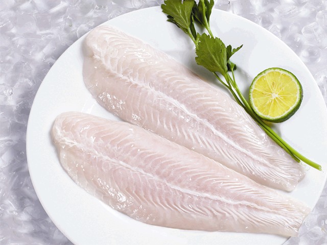 Để cá lâu trong tủ lạnh sẽ làm thịt cá bị bở và có mùi hôi