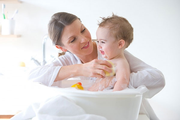K2BH giúp tắm cho trẻ sơ sinh không bị cảm lạnh.
