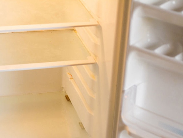 bỏ hết đồ ăn trước khi vệ sinh tủ lạnh