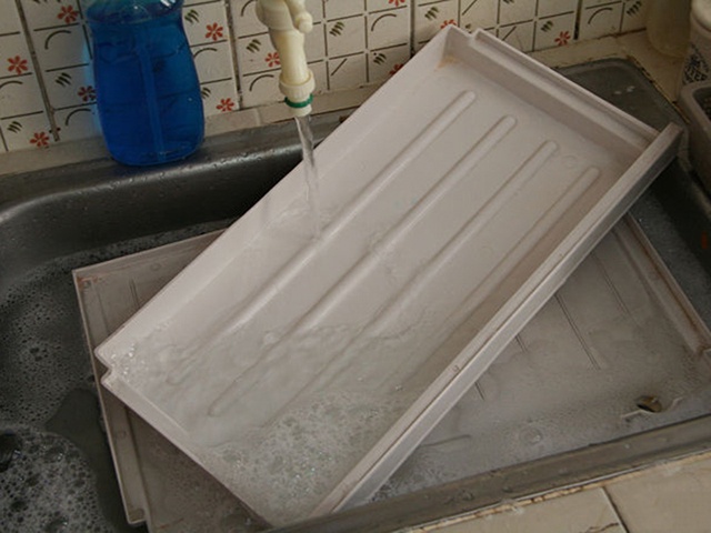 Rửa ngăn kéo trong nước ấm