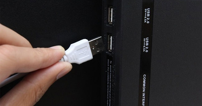 Kết nối bàn phím và chuột có dây qua cổng USB