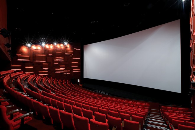 Màn hình xem phim trong rạp thường to và khoảng cách đến mắt cũng phù hợp