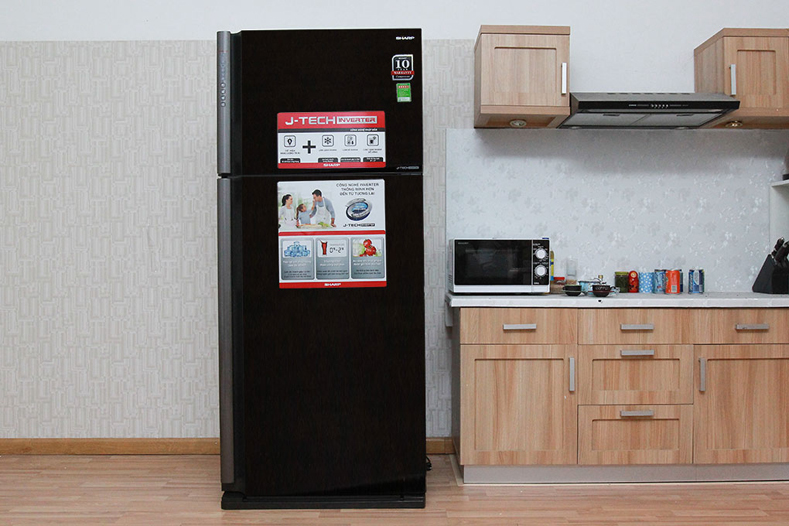 Thiết kế cao cấp, kiểu dáng sang trọng của tủ lạnh Sharp 585 lít SJ-XP590PG-BK.