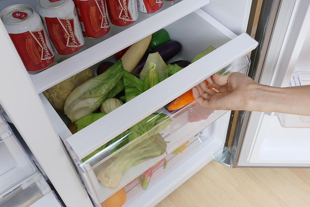 Ngăn mát của tủ lạnh side by side vô cùng tiện lợi gọn gàng