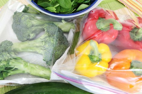  Sử dụng túi ni-lông khi bảo quản rau trong tủ lạnh