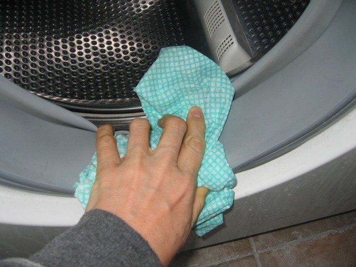 Nên thường xuyên vệ sinh máy giặt cửa trước để bảo vệ máy giặt và làm tăng tuổi thọ của máy 