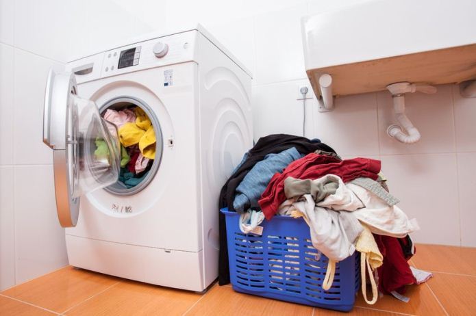Thói quen khi sử dụng máy giặt tốt là không nên cho quá nhiều quần áo vào máy giặt