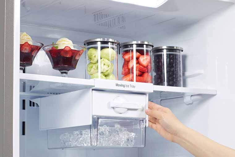 Sau khi bơm ga bạn cho tủ lạnh hoạt động và kiểm tra xem lượng ga đã đủ chưa bằng cách kiểm tra hơi lạnh bên trong tủ