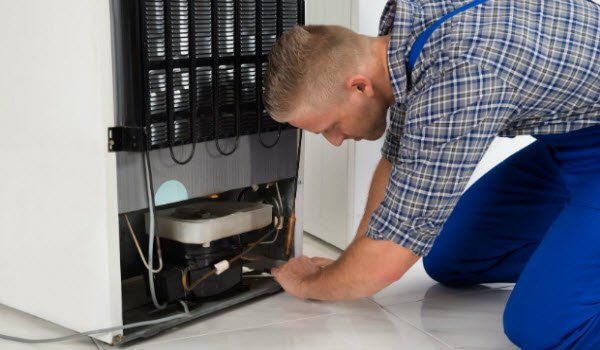 Tủ lạnh sử dụng lâu ngày bạn không nên tự ý bơm ga hay sửa chữa mà nên gọi thợ có kinh nghiệm để tránh trường hợp cháy nổ tủ lạnh