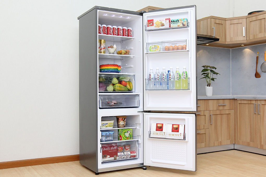 Dung tích tủ lạnh từ 150 - 300 lít phù hợp với gia đình 2-4 người 