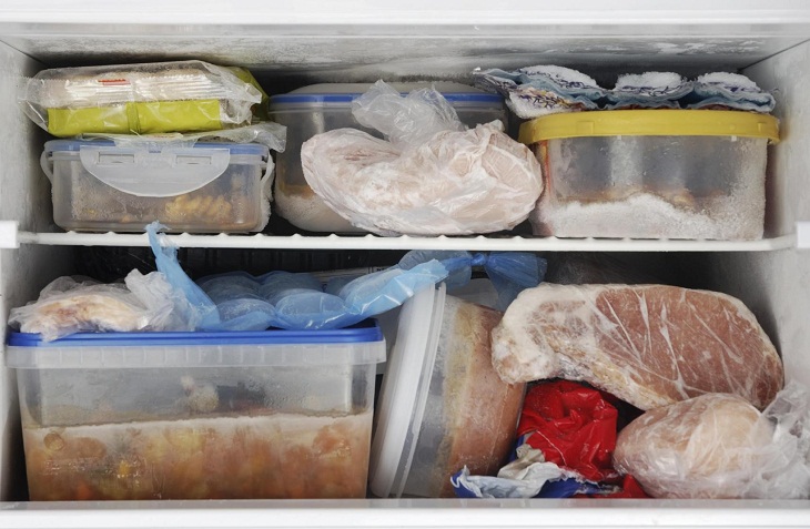Chất quá nhiều thực phẩm cũng là nguyên nhân khiến cho tủ lạnh chạy liên tục không ngắt